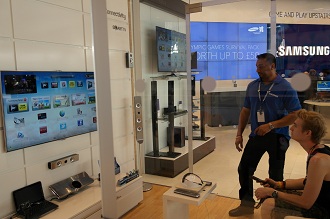 삼성 스마트 TV를 체험하는 사람