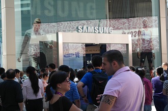 영국의 삼성매장 앞을 지나가는 많은 사람들