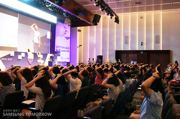 요가를 따라하는 참석자들