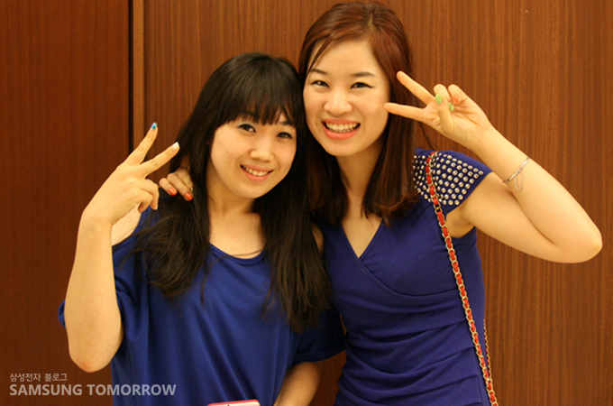 브이하고 있는 김선영, 김은지