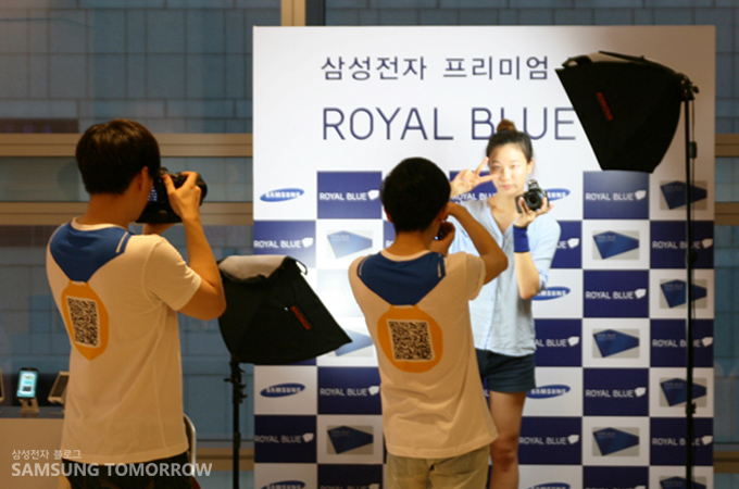 포토존에서 사진찍는 사람들