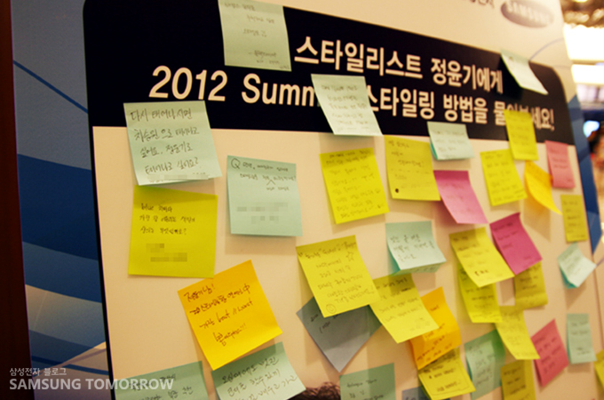 포스트잇이 붙어있는 판넬