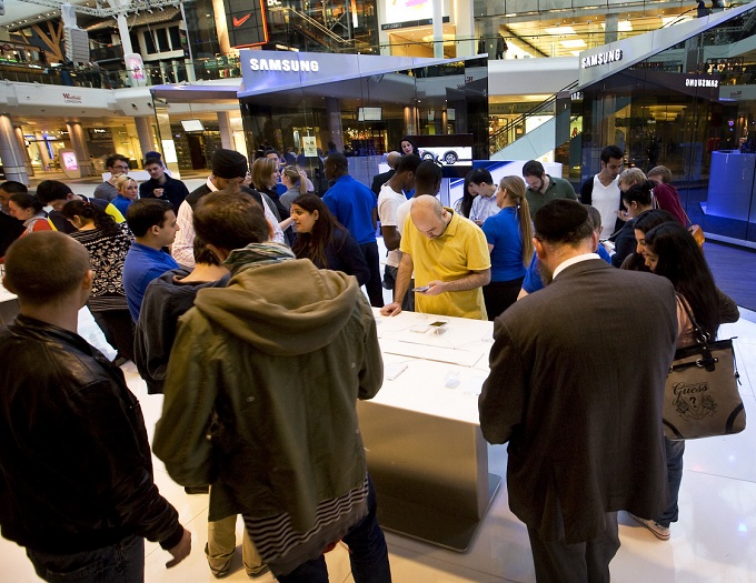 웨스트필드 셰퍼즈 부시(Westfield Shepherd's Bush)에 설치된 프리미엄 팝업 체험 공간 '삼성 모바일 PIN'과 그 앞에 설치된 다양한 이벤트를 실시하는 '삼성 갤럭시 스튜디오'에서 방문객들이 '갤럭시SⅢ'를 사용해보고 있다.