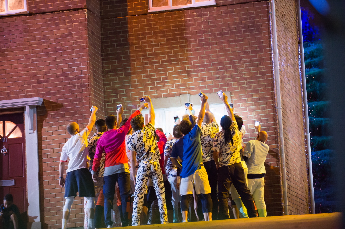 2012 런던 올림픽 개막식에서 갤럭시노트로 퍼포먼스를 하고 있다.