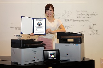 상장을 들고 있는 모델과 삼성프린터