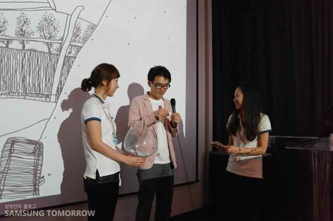 추첨을 하고 있는 오영욱 건축가