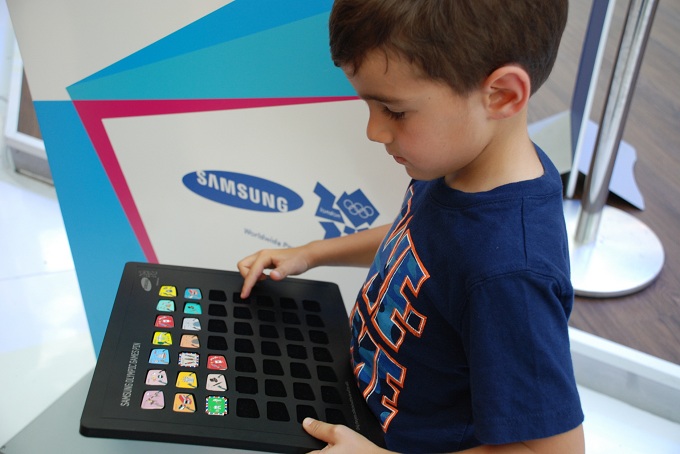  '삼성 모바일 PIN' 앞에서 영국의 대표 상징물을 형상화한 핀 모으기 이벤트에 참여한 어린이가 수집한 핀을 보여주고 있다.