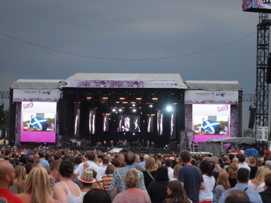 Hyde park 내 대형스크린과 공연세트장