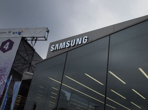Hyde park 내 삼성 홍보 부스