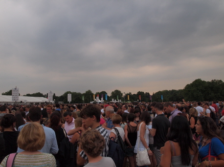 Live site 입장 전 줄을 서고 있는 사람들