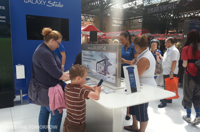 갤럭시SⅢ를 구경하는 행인들