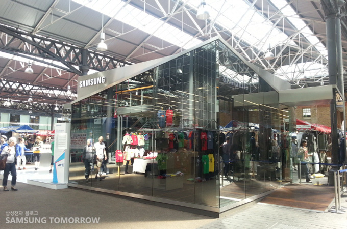 올드 스피탈필드 마켓 입구에 위치한 삼성 팝업 스토어의 외관