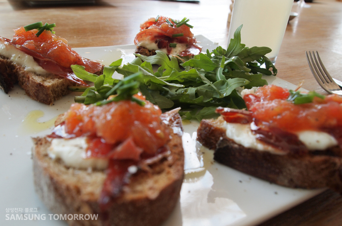 식빵에 토마토를 올린 음식