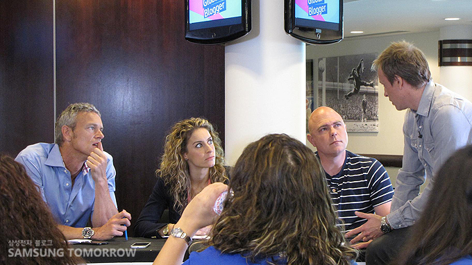 진지하게 이야기하는 Judge들과 이야기하는 진행 Tim Lovejoy