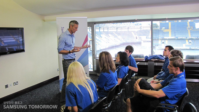 마크 포스터의 설명을 듣고있는 Gropup 4