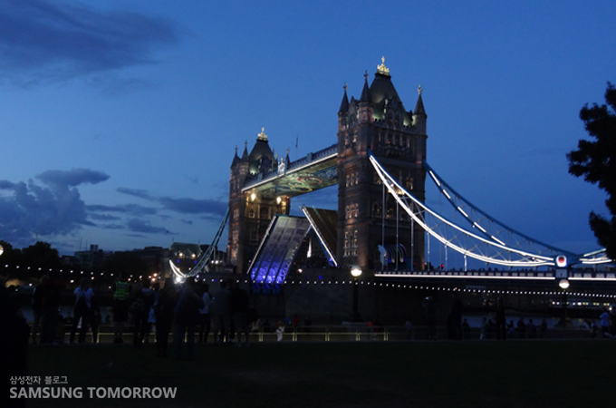 타워브릿지가 열리고 있다