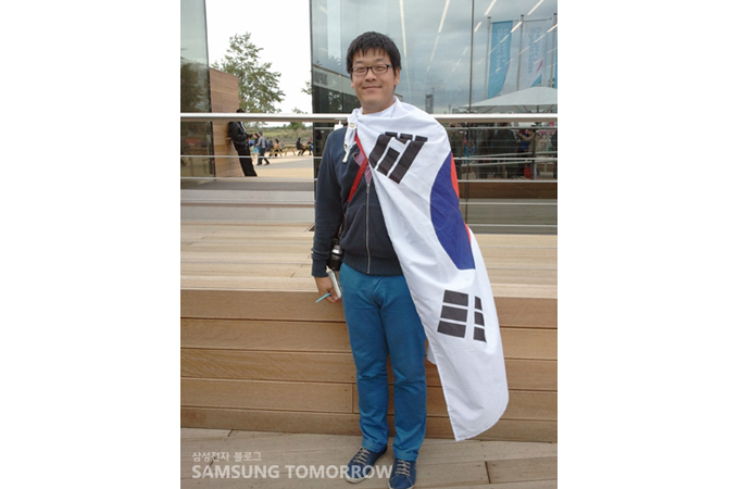 한국 국기를 맨 남자