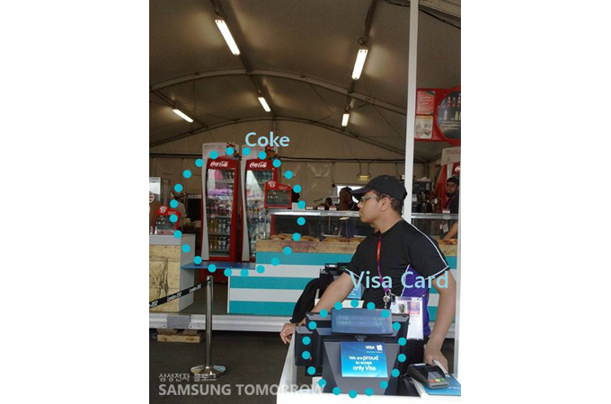 상점 내 코카콜라와 비자카드 단말기
