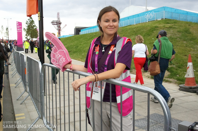 사람들을 인솔하는 진행 요원