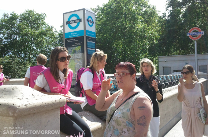 교통편을 알려주고 있는 자원 봉사자