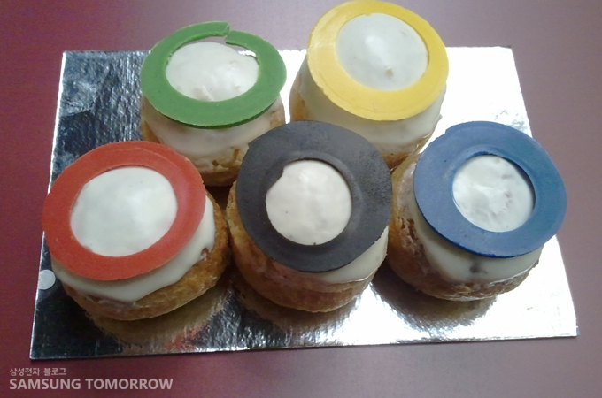 동네 카페에서 구매한 오륜기 베이비 슈