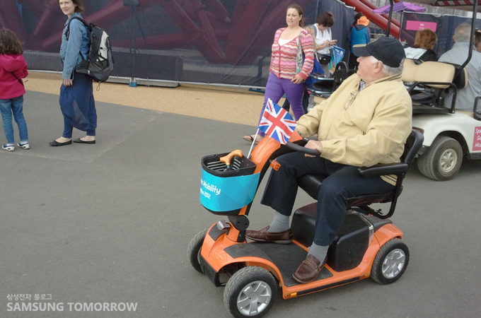 개인용 셔틀을 타고 가는 할아버지