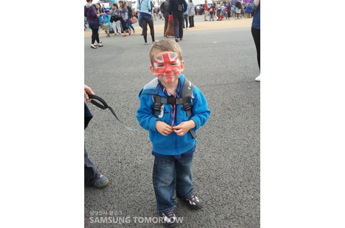 페이스페인팅을 한 꼬마