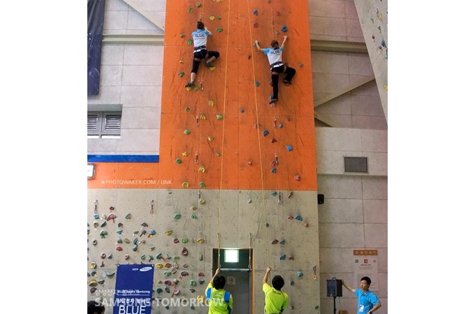 높은 곳까지 오르는 참가자들