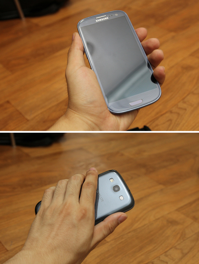 한손으로 갤럭시 s3를 쥔 모습