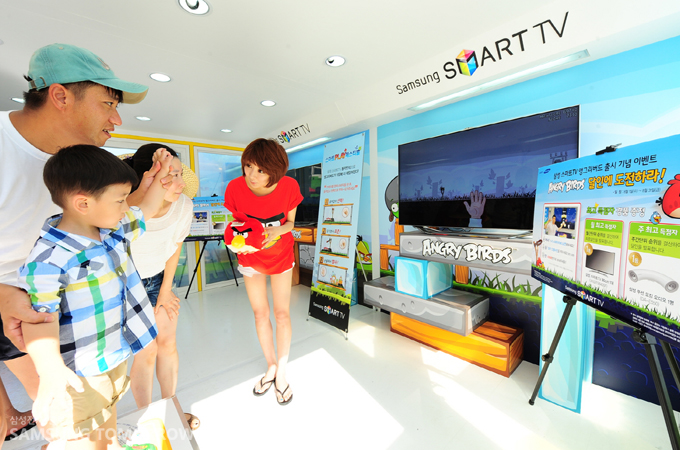 삼성 스마트TV 동작인식 기능을 체험해보는 가족