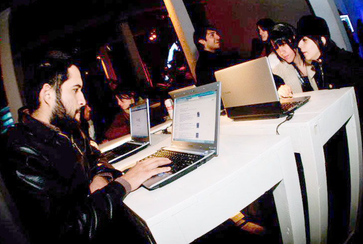 노트북을 체험하는 사람들