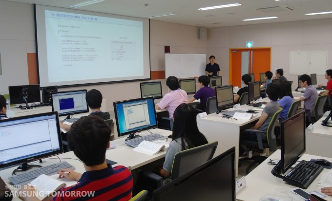 소프트웨어 관련 교육을 듣는 학생들