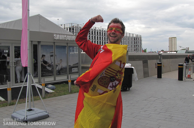 스페인 국기를 입은 남성