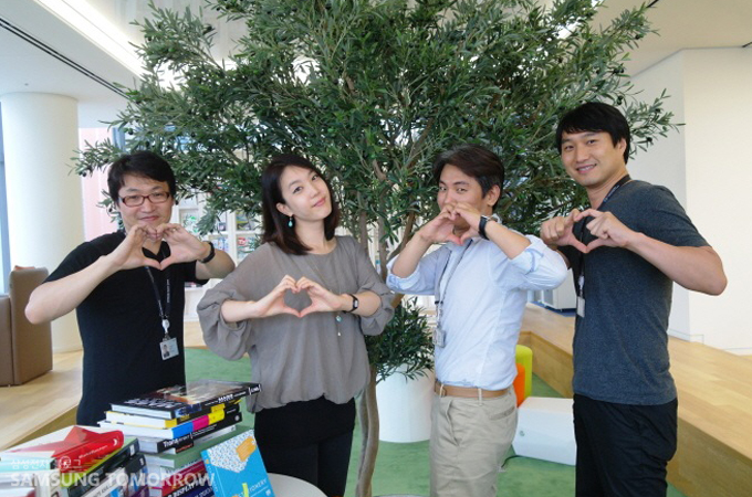 두 손으로 하트를 만든 팀원들