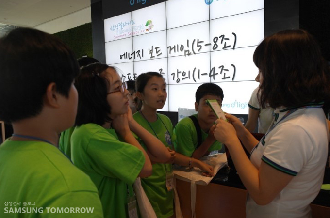 선생님 주변에 모여든 아이들