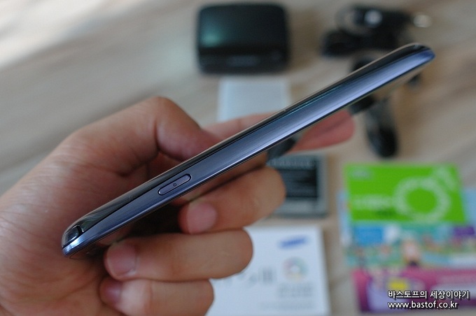 갤럭시SⅢ의 우측