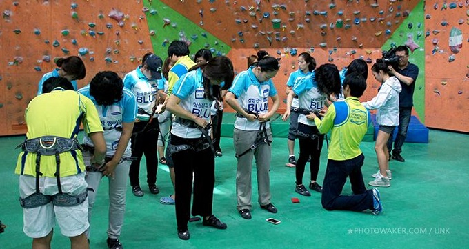 참가자들 한 명 한 명의 안전벨트를 점검해주는 코치님들과 김자인 선수
