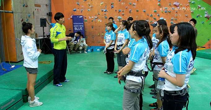  클라이밍 전 주의사항을 진지하게 듣던 참가자들