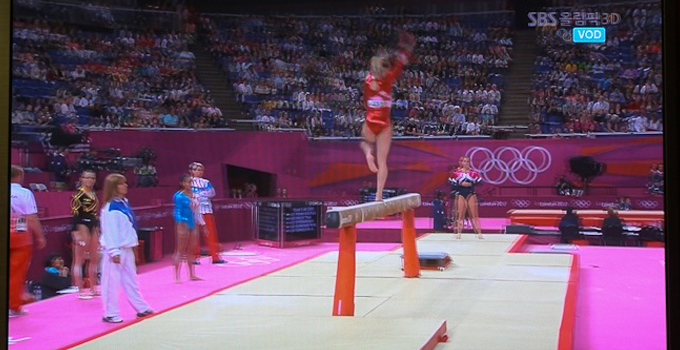 체조하는 선수가 3D영상으로 나오고 있다.