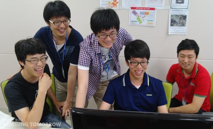 학생들이 모여 이야기하고 있다