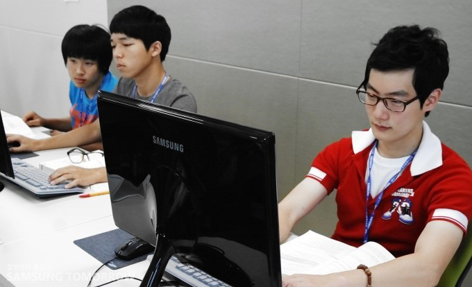 소프트웨어 관련 교육을 듣는 학생들