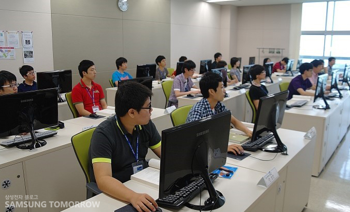소프트웨어 관련 교육을 듣는 학생들