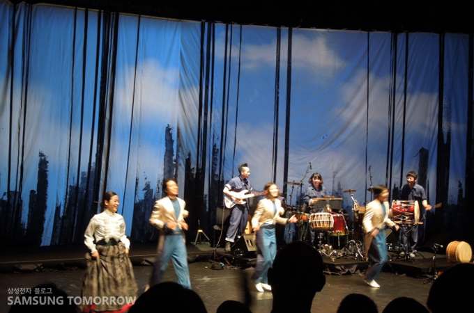 공연 후 관객들의 기립 박수를 받는 이자람씨(가장 왼쪽)와 연주자들