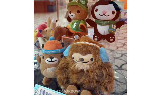 벤쿠버 동계 올림픽 마스코트, 위에서부터 시계방향으로 수미, 미가, 콰치, 무크무크