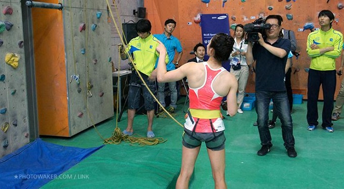 근육으로 다져긴 김자인 선수의 뒷모습