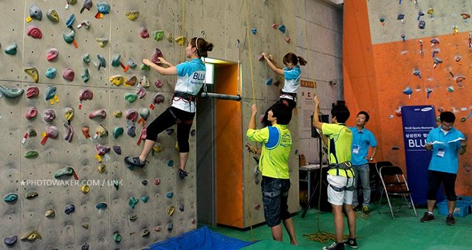 참가자들의 암벽등반 체험