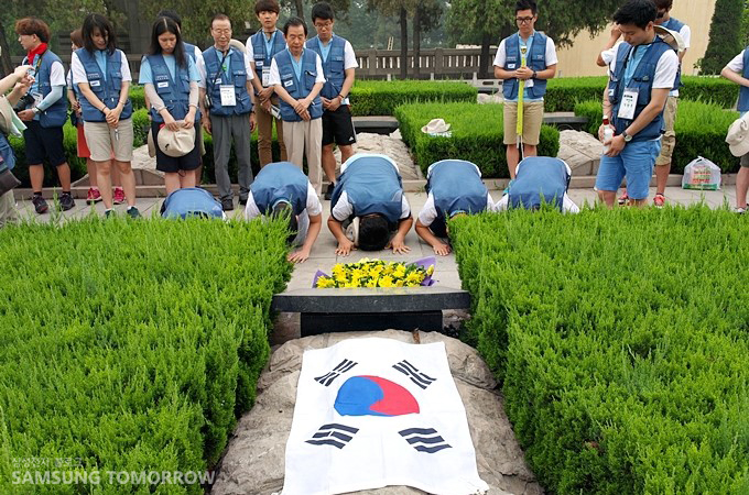 한단시에 이장된 윤세주 열사의 묘 앞에서 참배하는 답사단의 모습입니다