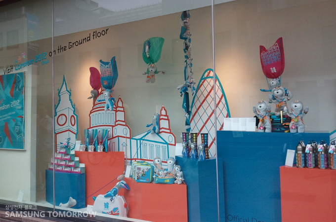 올림픽 기념품 상점 디스플레이