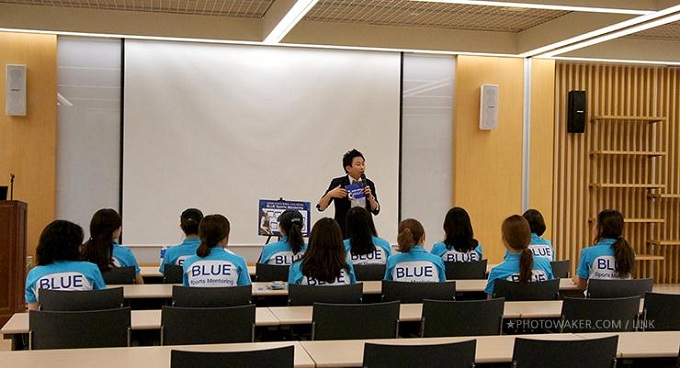 MC가 강의를 하고 있다