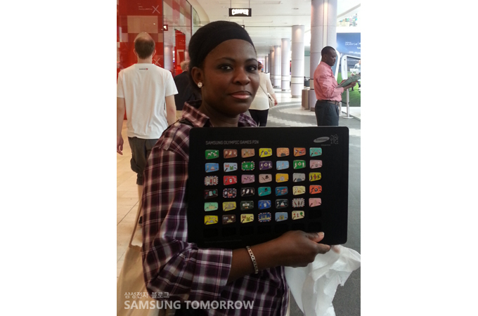 모아놓은 뱃지를 들고 있는 Cindy